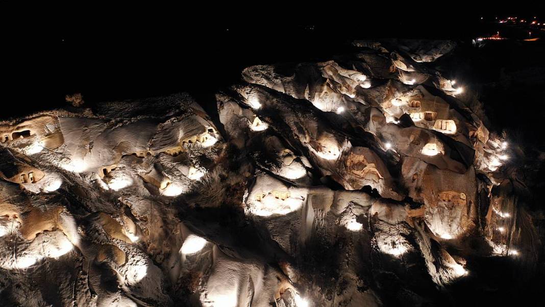 Beyaza bürünen Kapadokya büyüledi! Şehrin ışıkları geceyi aydınlattı 5